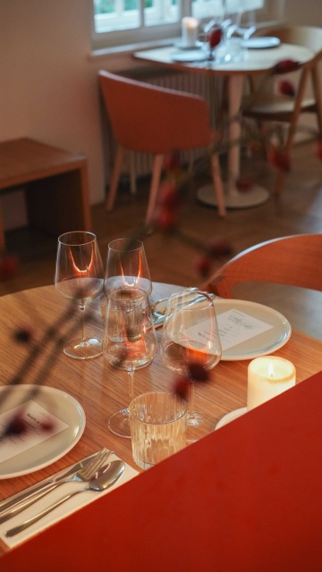 Prostřený stůl v kavárně se sklenicemi vína.